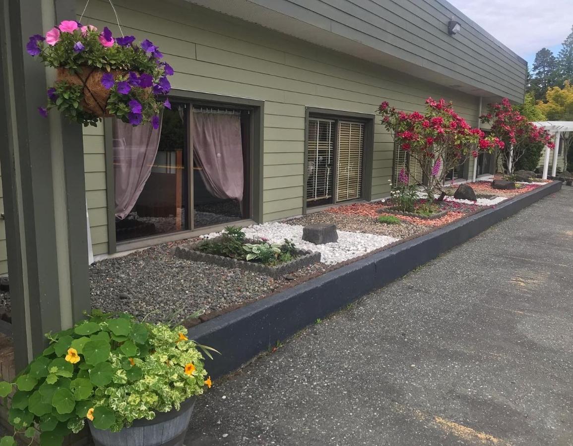 Airport Inn Port Hardy Exteriör bild