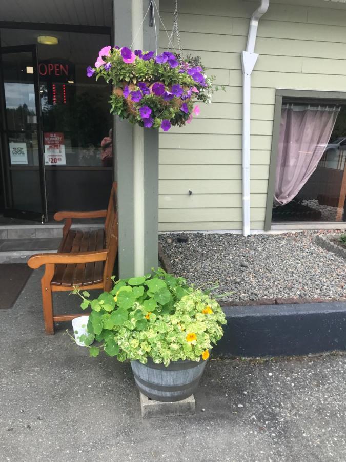 Airport Inn Port Hardy Exteriör bild