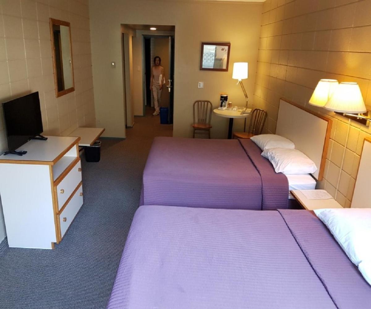 Airport Inn Port Hardy Exteriör bild